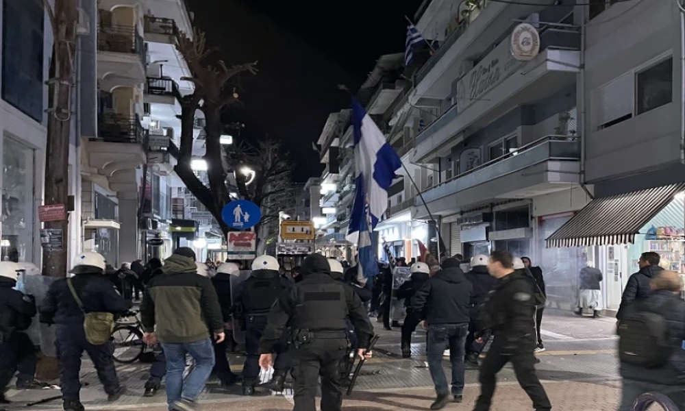 Επεισόδια και προσαγωγές σε διαμαρτυρία κατά θεατρικής παράστασης του Χ. Ζαραλίκου στη Λάρισα (βίντεο)